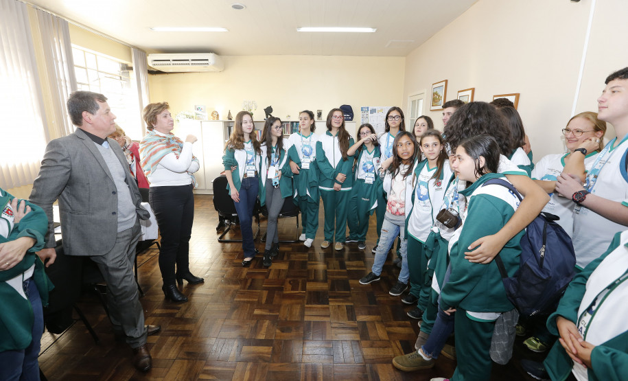 Secretaria Estadual de Educação do Paraná; Alunos da rede estadual que participaram da V Conferência Nacional Infantojuvenil pelo Meio Ambiente visitam a SEED. 19-06-18. Foto: Hedeson Alves