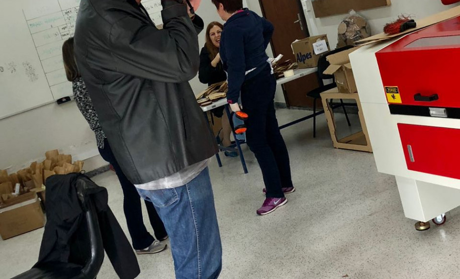 Professores participam de cursos de multimídia Formação continuada teve duração de 16 horas que serão somadas para avanços no plano de carreira dos servidores conforme o programa Minha Escola Tem Ação (META).