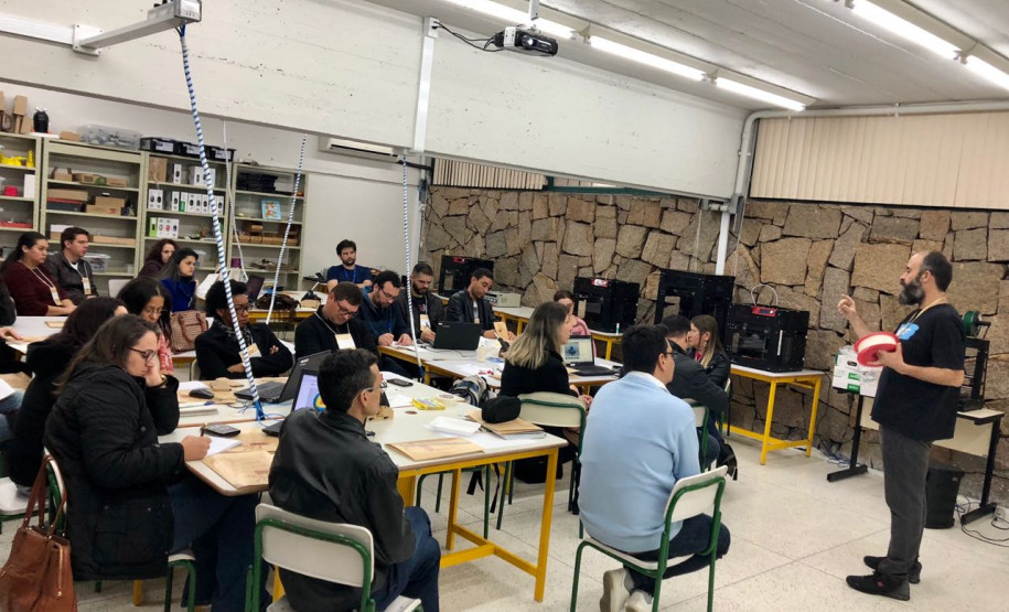 Professores participam de cursos de multimídia Formação continuada teve duração de 16 horas que serão somadas para avanços no plano de carreira dos servidores conforme o programa Minha Escola Tem Ação (META).