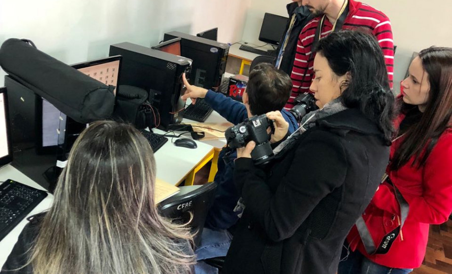 Professores participam de cursos de multimídia Formação continuada teve duração de 16 horas que serão somadas para avanços no plano de carreira dos servidores conforme o programa Minha Escola Tem Ação (META).