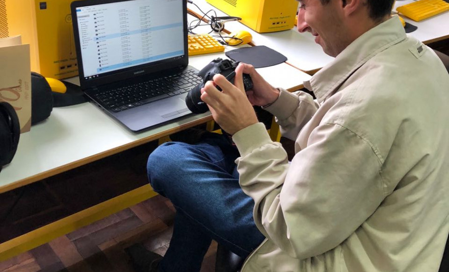 Professores participam de cursos de multimídia Formação continuada teve duração de 16 horas que serão somadas para avanços no plano de carreira dos servidores conforme o programa Minha Escola Tem Ação (META).