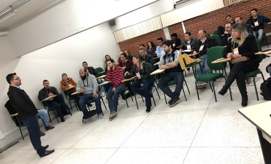 Professores participam de cursos de multimídia Formação continuada teve duração de 16 horas que serão somadas para avanços no plano de carreira dos servidores conforme o programa Minha Escola Tem Ação (META).