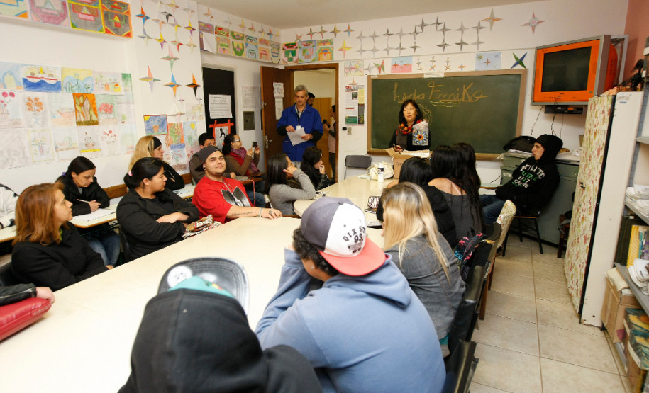 Estão abertas as matrículas para a Educação de Jovens e Adultos (EJA) na rede estadual do Paraná até o dia 13 de julho. A modalidade é voltada para quem não concluiu seus estudos na idade certa, mas deseja voltar à sala de aula e obter sua certificação no Ensino Fundamental ou Ensino Médio.