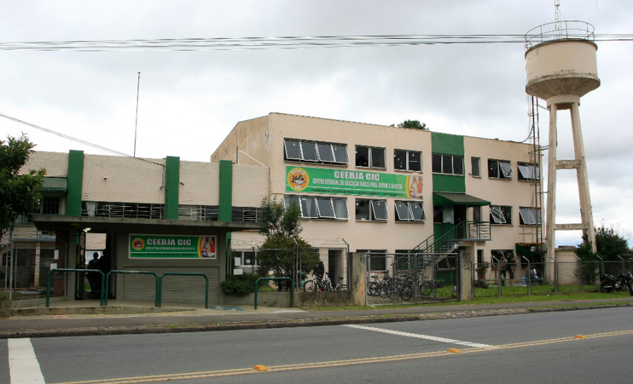 Estão abertas as matrículas para a Educação de Jovens e Adultos (EJA) na rede estadual do Paraná até o dia 13 de julho. A modalidade é voltada para quem não concluiu seus estudos na idade certa, mas deseja voltar à sala de aula e obter sua certificação no Ensino Fundamental ou Ensino Médio.