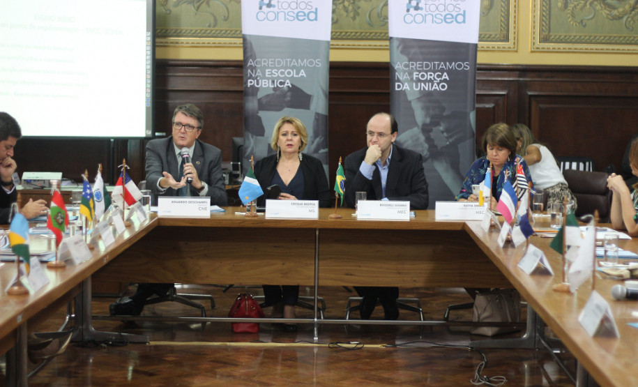 Secretários de educação de todo o país estão reunidos nesta segunda e terça-feira (25 e 26) em São Paulo para participar da 2ª reunião do Conselho Nacional de Secretários de Educação (Consed). A pauta principal do encontro é a Base Nacional Comum Curricular (BNCC) do Ensino Médio, atualmente sendo debatida em todo o país.