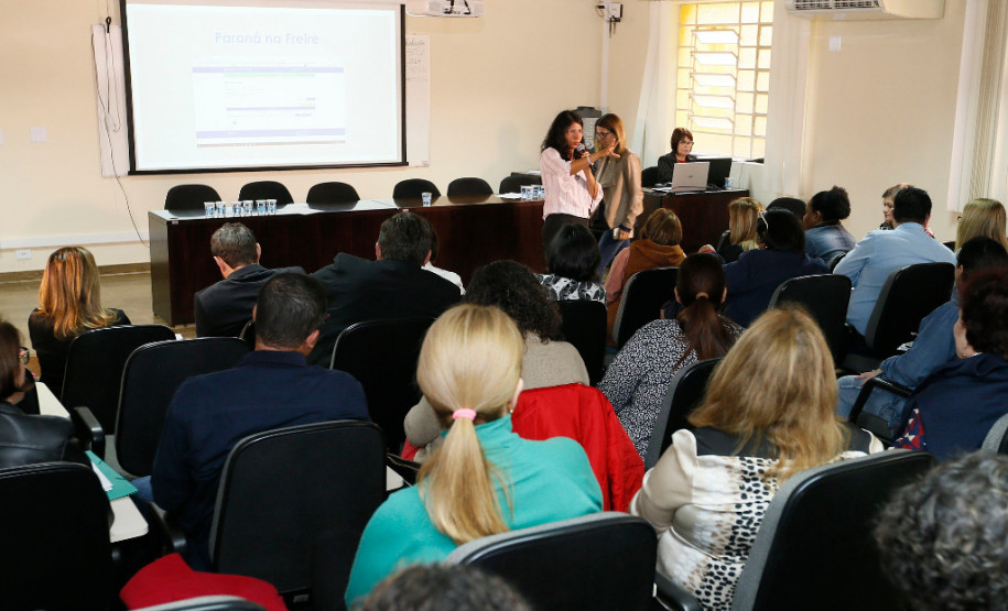 Instituições de Ensino Superior (IES) estão selecionando professores da rede pública estadual para atuarem como supervisores e/ou preceptores de estudantes de Licenciatura e Pedagogia no Programa Institucional de Bolsa de Iniciação à Docência (Pibid) e no Programa de Residência Pedagógica, ambos do Ministério da Educação (MEC).<br />
<br />
Na foto, reunião do Fórum Permanente de Apoio à Formação Docente sobre os programas.