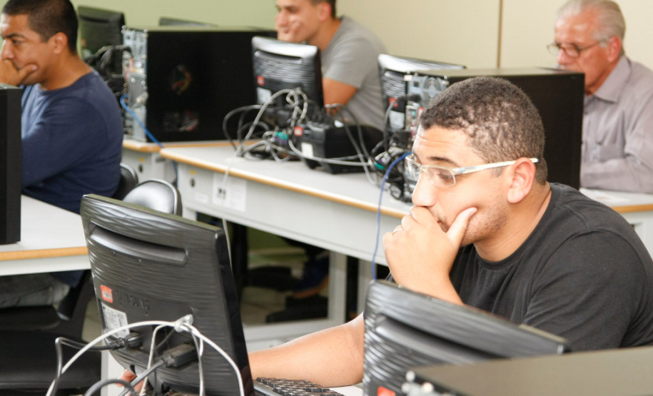 Terminam nesta quinta-feira (11) as inscrições para a primeira etapa dos Exames da Educação de Jovens e Adultos (EJA) Online 2018, da Secretaria da Educação do Paraná. A oportunidade é gratuita e voltada para toda pessoa, maior de 18 anos, que não teve acesso à educação na idade certa mas agora deseja retomar seus estudos e obter uma certificação no Ensino Médio.
