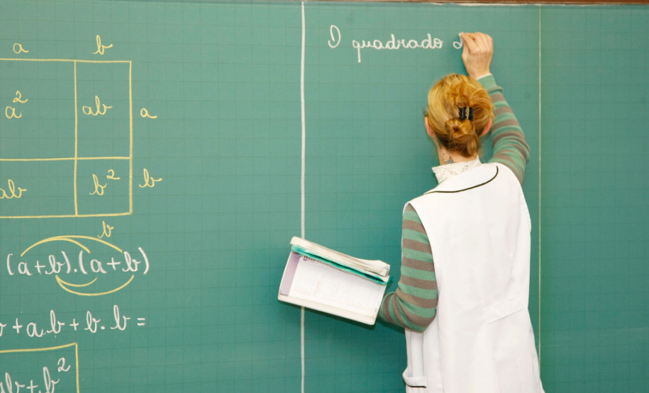 Serão contratadas, no mínimo, 15 mil pessoas. A governadora Cida Borghetti garantiu a recuperação salarial dos professores PSS.