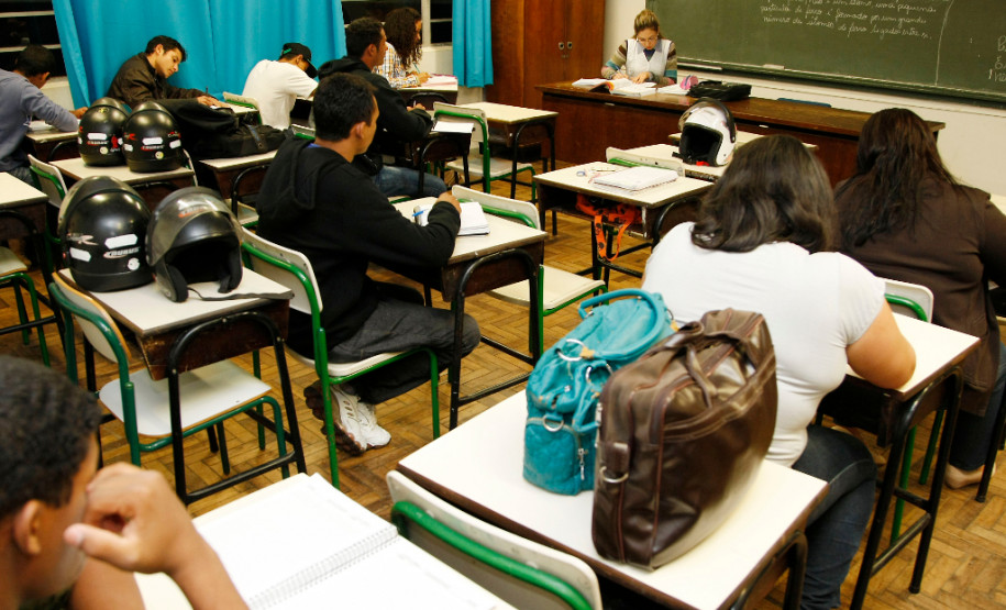 Estão abertas até o próximo dia 13 de julho as inscrições para a Educação de Jovens e Adultos (EJA) em todo o Paraná. 321 escolas, colégios e Centros Estaduais de Educação Básica para Jovens e Adultos (CEEBJA) em 205 municípios paranaenses ofertam a modalidade que é voltada para quem não concluiu seus estudos, mas deseja voltar à sala de aula e obter sua certificação no Ensino Fundamental ou Ensino Médio. Tanto a matrícula quanto as aulas são gratuitas.