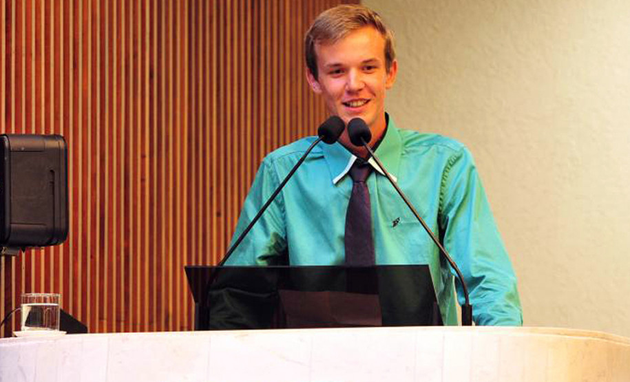 O projeto de lei elaborado pelo então estudante do Colégio Estadual do Campo Helena Kolody, no município de Cruz Machado, no Sul do Estado, Douglas Froelich, de 18 anos, agora é lei. A proposta, elaborada por Froelich, venceu a edição do ano passado do programa Geração Atitude e propunha a instituição do Dia e da Semana de Prevenção e Combate ao Bullying, além de ações relacionadas ao tema.