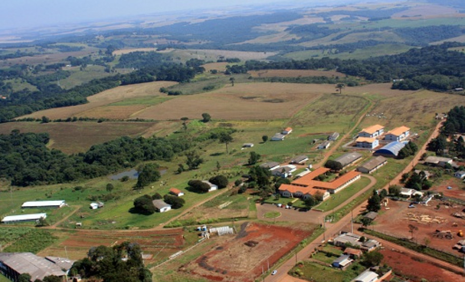... além de obras de paisagismo e pavimentação.