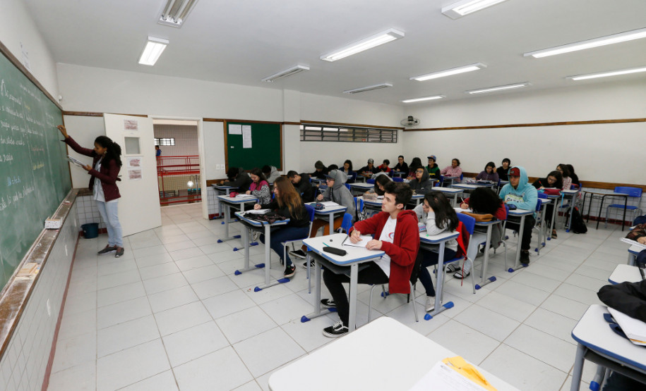 A Secretaria de Estado da Educação definiu o cronograma de matrículas na rede estadual para o próximo ano letivo. A novidade é a apresentação obrigatória de original e cópia da Declaração de Vacinação, documento que será emitido por profissional de saúde, da rede pública ou privada, atestando que o aluno está em dia com todas as vacinas consideradas obrigatórias.