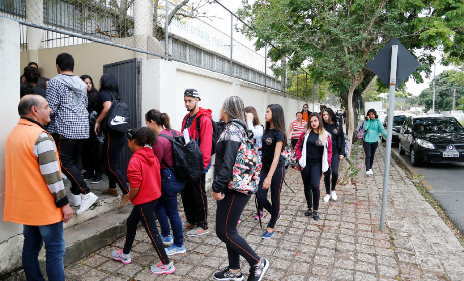 A regra é válida para estudantes menores de 18 anos, das redes pública e privada, e entrou em vigor após a aprovação da Lei Estadual 19.534/18, que trata do tema.