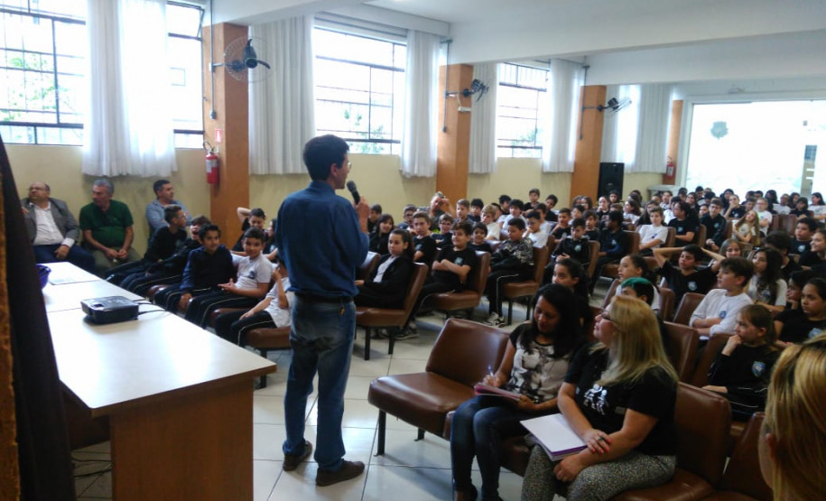 Debates marcam o Dia Nacional de Segurança e Saúde nas Escolas do Paraná Colégios que ofertam curso técnico em segurança do trabalho de seis municípios desenvolveram ações em parceria com o Ministério do Trabalho para discutir o tema com os estudantes