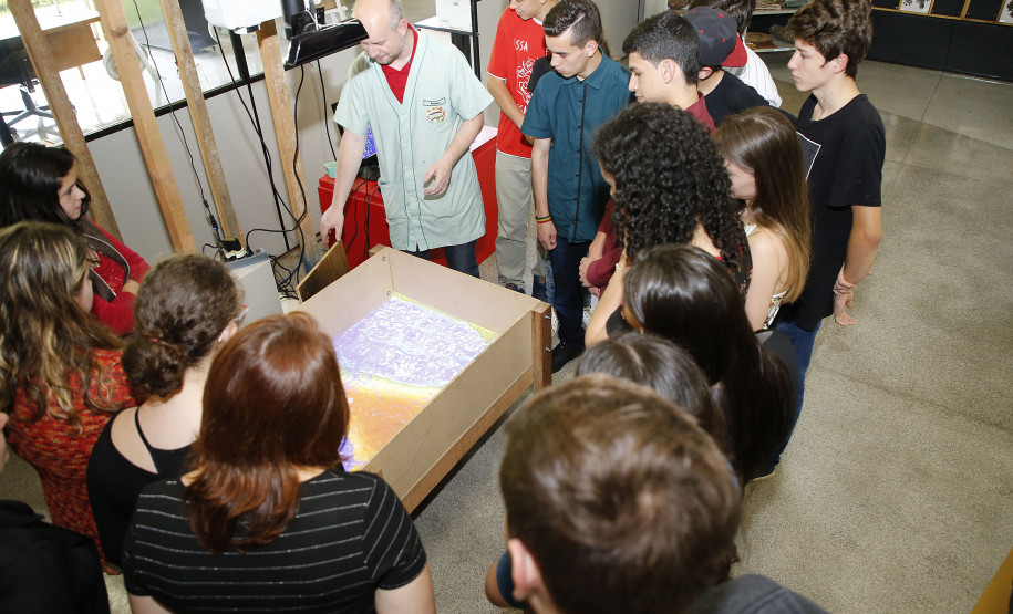 Secretaria Estadual de Educação do Paraná; Alunos do Colégio Estadual do Campo Brasilio Antunes da Silva de Ponta Grossa visitam o Parque da Ciência em Quatro Barras, na foto na foto o professor Anisio Lasievicz diretor do Parque da Ciências Newton Freire Maia. 09-10-18. Foto: Hedeson Alves