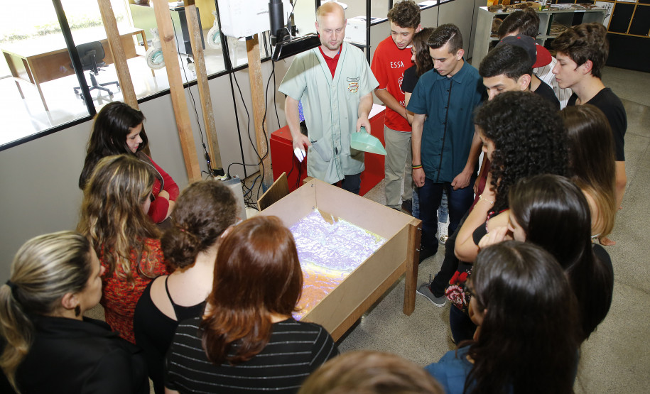 Secretaria Estadual de Educação do Paraná; Alunos do Colégio Estadual do Campo Brasilio Antunes da Silva de Ponta Grossa visitam o Parque da Ciência em Quatro Barras, na foto na foto o professor Anisio Lasievicz diretor do Parque da Ciências Newton Freire Maia. 09-10-18. Foto: Hedeson Alves