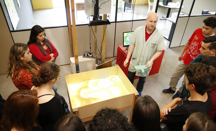 Secretaria Estadual de Educação do Paraná; Alunos do Colégio Estadual do Campo Brasilio Antunes da Silva de Ponta Grossa visitam o Parque da Ciência em Quatro Barras, na foto na foto o professor Anisio Lasievicz diretor do Parque da Ciências Newton Freire Maia. 09-10-18. Foto: Hedeson Alves