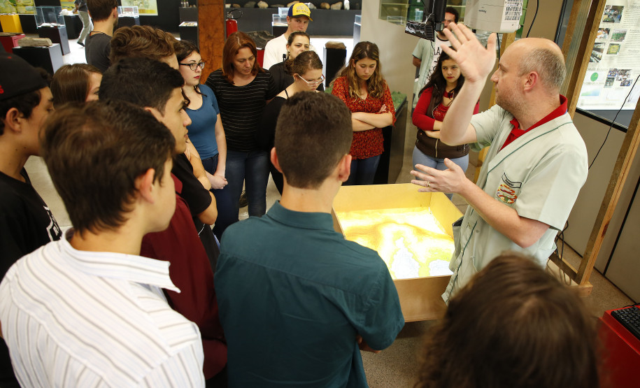 Secretaria Estadual de Educação do Paraná; Alunos do Colégio Estadual do Campo Brasilio Antunes da Silva de Ponta Grossa visitam o Parque da Ciência em Quatro Barras, na foto na foto o professor Anisio Lasievicz diretor do Parque da Ciências Newton Freire Maia. 09-10-18. Foto: Hedeson Alves
