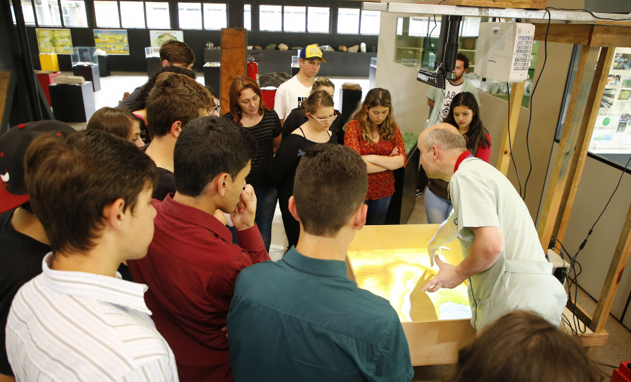 Secretaria Estadual de Educação do Paraná; Alunos do Colégio Estadual do Campo Brasilio Antunes da Silva de Ponta Grossa visitam o Parque da Ciência em Quatro Barras, na foto na foto o professor Anisio Lasievicz diretor do Parque da Ciências Newton Freire Maia. 09-10-18. Foto: Hedeson Alves