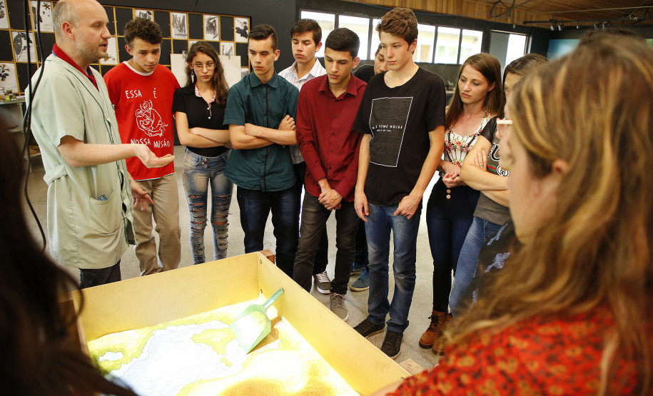 Secretaria Estadual de Educação do Paraná; Alunos do Colégio Estadual do Campo Brasilio Antunes da Silva de Ponta Grossa visitam o Parque da Ciência em Quatro Barras, na foto na foto o professor Anisio Lasievicz diretor do Parque da Ciências Newton Freire Maia. 09-10-18. Foto: Hedeson Alves
