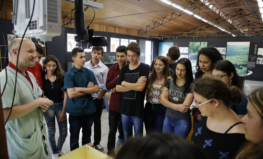 Secretaria Estadual de Educação do Paraná; Alunos do Colégio Estadual do Campo Brasilio Antunes da Silva de Ponta Grossa visitam o Parque da Ciência em Quatro Barras, na foto na foto o professor Anisio Lasievicz diretor do Parque da Ciências Newton Freire Maia. 09-10-18. Foto: Hedeson Alves