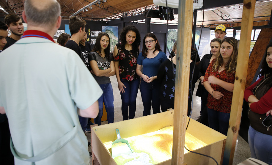 Secretaria Estadual de Educação do Paraná; Alunos do Colégio Estadual do Campo Brasilio Antunes da Silva de Ponta Grossa visitam o Parque da Ciência em Quatro Barras, na foto na foto o professor Anisio Lasievicz diretor do Parque da Ciências Newton Freire Maia. 09-10-18. Foto: Hedeson Alves