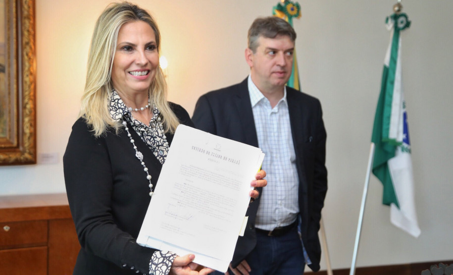 O Paraná passará a contar com mais três colégios da Polícia Militar em 2019. Nesta quinta-feira (11), a governadora Cida Borghetti assinou decreto que cria os colégios de Maringá, Cornélio Procópio e Cascavel.Curitiba, 11/10/2018Foto: Fernando Ogura / ANPr