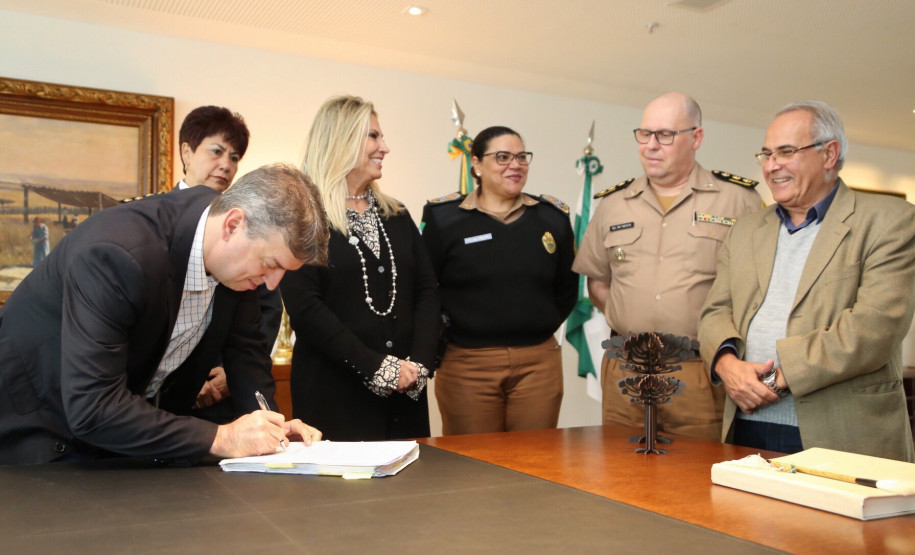 O Paraná passará a contar com mais três colégios da Polícia Militar em 2019. Nesta quinta-feira (11), a governadora Cida Borghetti assinou decreto que cria os colégios de Maringá, Cornélio Procópio e Cascavel.Curitiba, 11/10/2018Foto: Fernando Ogura / ANPr