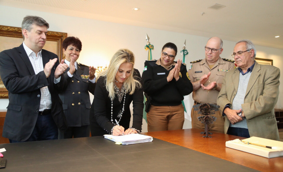 O Paraná passará a contar com mais três colégios da Polícia Militar em 2019. Nesta quinta-feira (11), a governadora Cida Borghetti assinou decreto que cria os colégios de Maringá, Cornélio Procópio e Cascavel.Curitiba, 11/10/2018Foto: Fernando Ogura / ANPr