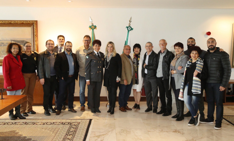 O Paraná passará a contar com mais três colégios da Polícia Militar em 2019. Nesta quinta-feira (11), a governadora Cida Borghetti assinou decreto que cria os colégios de Maringá, Cornélio Procópio e Cascavel.Curitiba, 11/10/2018Foto: Fernando Ogura / ANPr