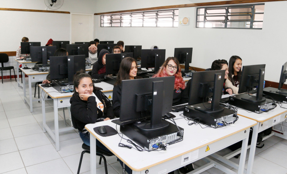 A Secretaria da Educação abre, a partir desta segunda-feira (15), as inscrições para 51 cursos técnicos e para o curso de Formação de Docentes, em mais de 180 municípios do Paraná