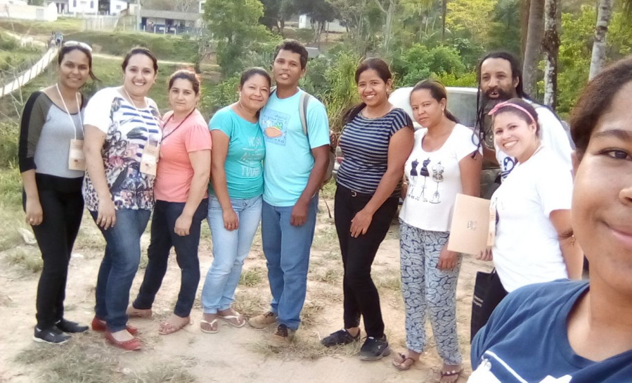 A afirmação é da professora quilombola Cassiane Aparecida de Matos uma entre os mais de 70 mil professores concursados e temporários da rede estadual de ensino do Paraná que celebram nesta segunda-feira (15) o Dia Nacional do Professor.
