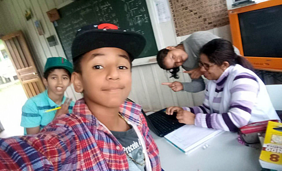 Em 2008, a então agente comunitária de saúde, Cassiane Aparecida de Matos, de 36 anos, deixou a comunidade quilombola João Surá, em Adrianópolis (no Vale do Ribeira) para trabalhar em Curitiba como auxiliar de cozinha. Cinco anos depois, ela não estava satisfeita com a vida na Capital e resolveu voltar para sua comunidade de origem. Lá ela se formou em matemática e desde 2016 atua como professora na disciplina na comunidade João Surá. - Adrianópolis, 15/10/2018.  - Foto: Divulgação SEED