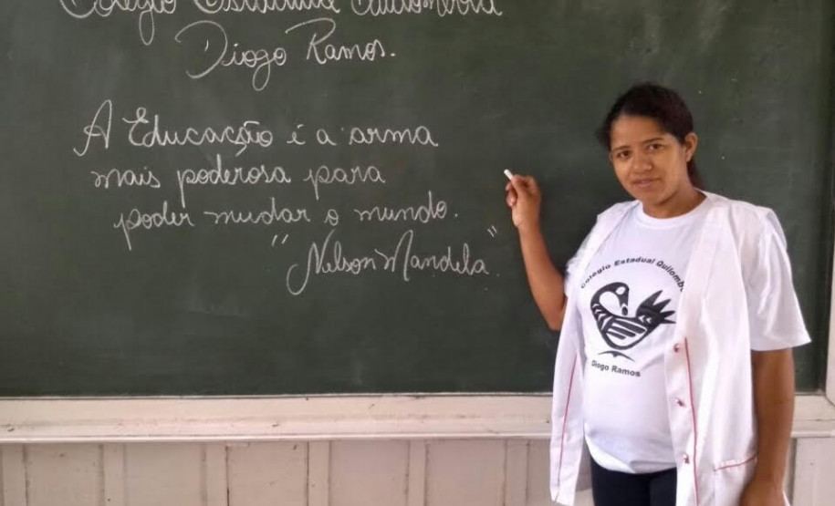 A afirmação é da professora quilombola Cassiane Aparecida de Matos uma entre os mais de 70 mil professores concursados e temporários da rede estadual de ensino do Paraná que celebram nesta segunda-feira (15) o Dia Nacional do Professor.