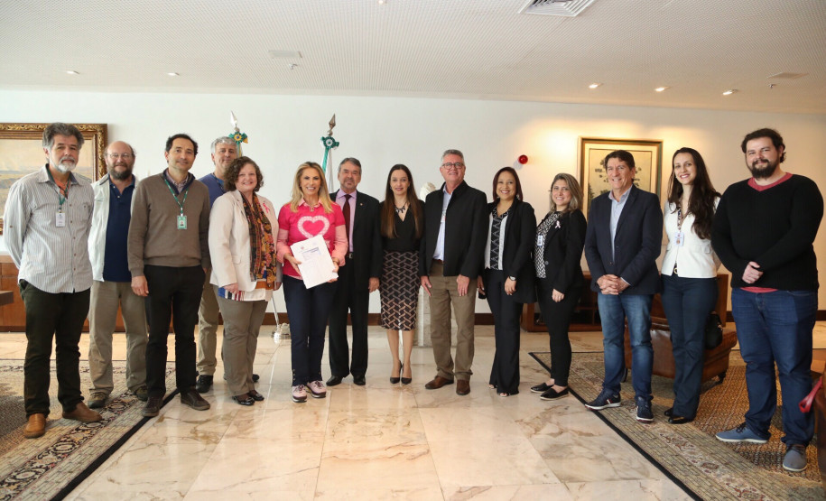 Governadora Cida Borghetti recebe o Procurador de Justiça do Estado do Paraná, Olympio de Sá Sotto Maior; o Sr. Álvaro de Araújo, da Codapar e José Roberto Ruiz, diretor-presidente da Fundepar.  -  Curitiba, 19/10/2018. ? Foto: José Fernando Ogura/ANPr