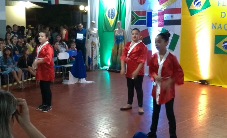 Pesquisa e apresentação tiveram como objetivo identificar e conhecer os povos que contribuíram para a formação da identidade cultural do Brasil.