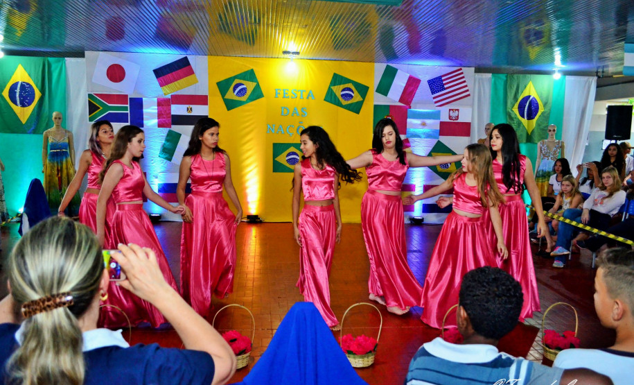 Pesquisa e apresentação tiveram como objetivo identificar e conhecer os povos que contribuíram para a formação da identidade cultural do Brasil.