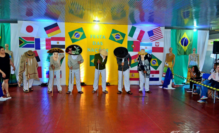 Pesquisa e apresentação tiveram como objetivo identificar e conhecer os povos que contribuíram para a formação da identidade cultural do Brasil.