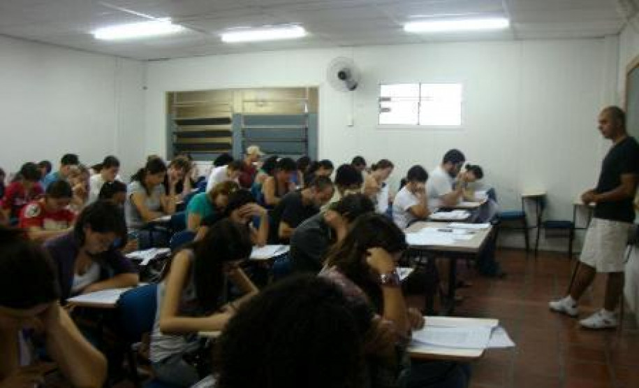 Colégio Estadual Prof.ª Luiza Ross disponibiliza espaço para curso preparatório gratuito para o vestibular. Alunos participam de teste de seleção.