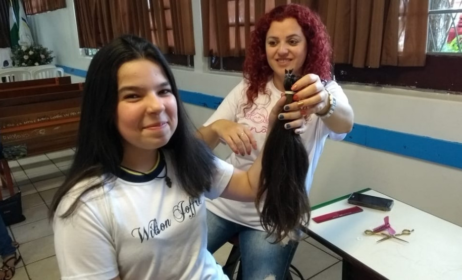 Estudantes doam cabelos ao hospital do câncer de Cascavel Doações serão destinadas à confecção de perucas para pessoas que estão em tratamento. O projeto “Doar não dói” é realizado na escola por seis alunos com coordenação dos professores, equipe pedagógica e direção do colégio.