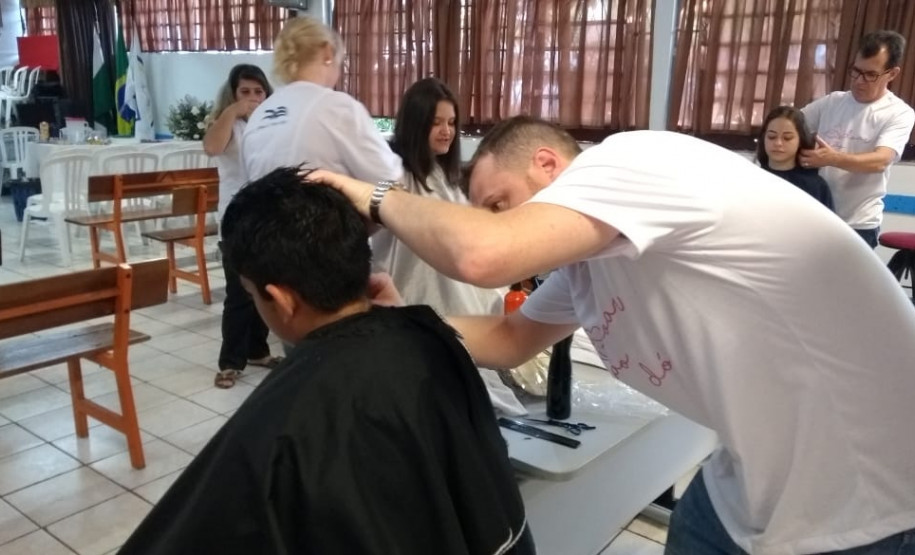 Estudantes doam cabelos ao hospital do câncer de Cascavel Doações serão destinadas à confecção de perucas para pessoas que estão em tratamento. O projeto “Doar não dói” é realizado na escola por seis alunos com coordenação dos professores, equipe pedagógica e direção do colégio.