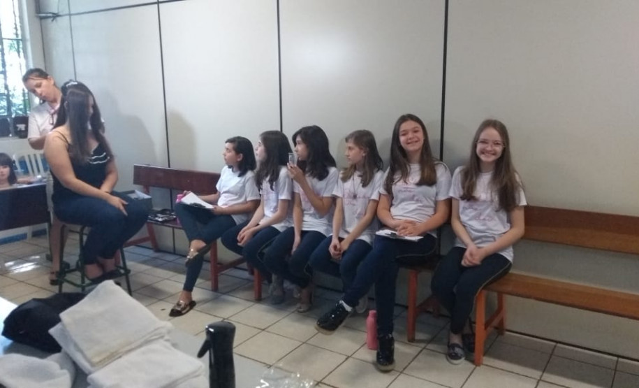 Estudantes doam cabelos ao hospital do câncer de Cascavel Doações serão destinadas à confecção de perucas para pessoas que estão em tratamento. O projeto “Doar não dói” é realizado na escola por seis alunos com coordenação dos professores, equipe pedagógica e direção do colégio.