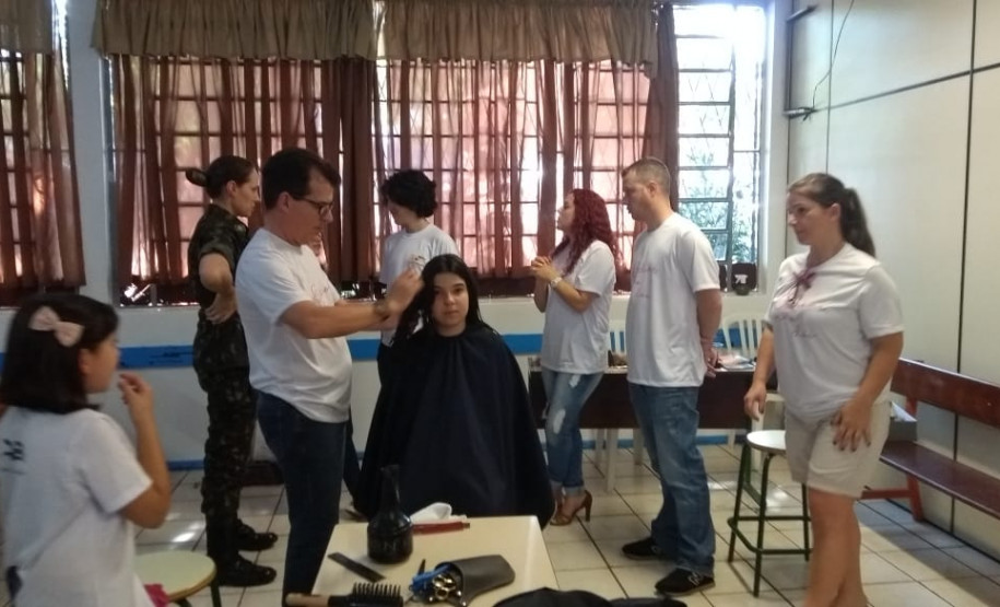 Estudantes doam cabelos ao hospital do câncer de Cascavel Doações serão destinadas à confecção de perucas para pessoas que estão em tratamento. O projeto “Doar não dói” é realizado na escola por seis alunos com coordenação dos professores, equipe pedagógica e direção do colégio.