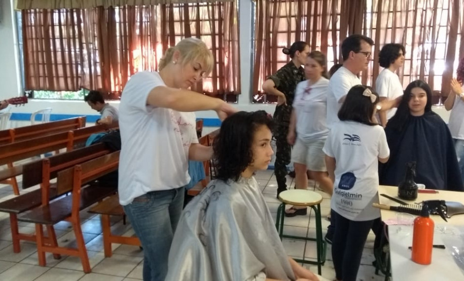 Estudantes doam cabelos ao hospital do câncer de Cascavel Doações serão destinadas à confecção de perucas para pessoas que estão em tratamento. O projeto “Doar não dói” é realizado na escola por seis alunos com coordenação dos professores, equipe pedagógica e direção do colégio.