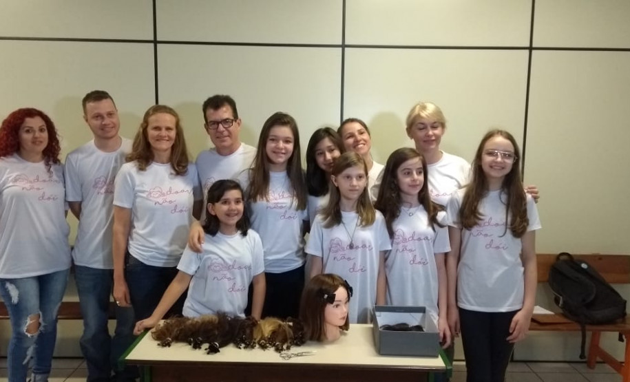 Estudantes doam cabelos ao hospital do câncer de Cascavel Doações serão destinadas à confecção de perucas para pessoas que estão em tratamento. O projeto “Doar não dói” é realizado na escola por seis alunos com coordenação dos professores, equipe pedagógica e direção do colégio.