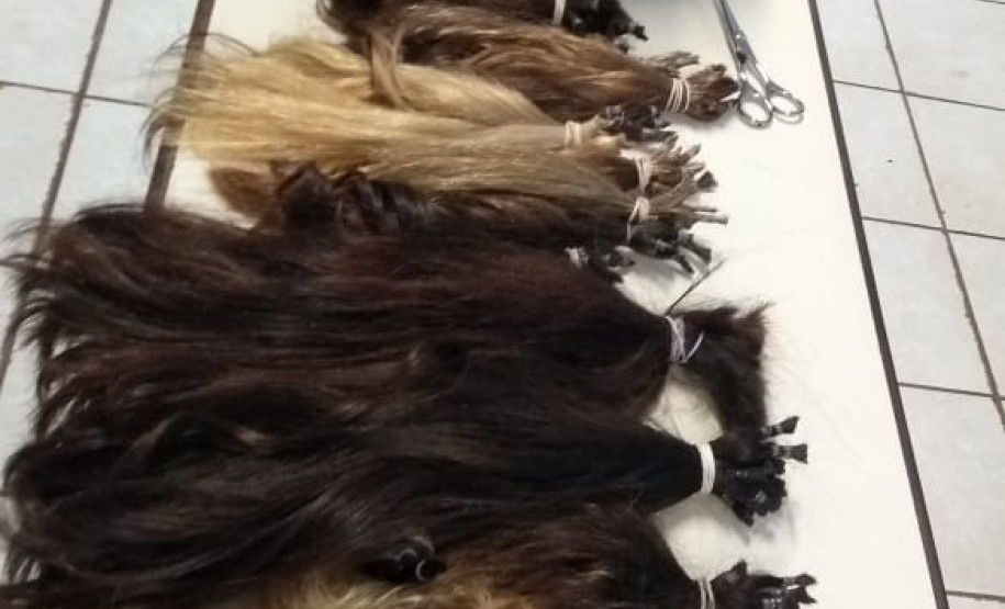 Estudantes doam cabelos ao hospital do câncer de Cascavel Doações serão destinadas à confecção de perucas para pessoas que estão em tratamento. O projeto “Doar não dói” é realizado na escola por seis alunos com coordenação dos professores, equipe pedagógica e direção do colégio.