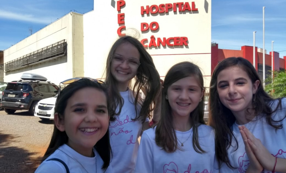 Estudantes doam cabelos ao hospital do câncer de Cascavel Doações serão destinadas à confecção de perucas para pessoas que estão em tratamento. O projeto “Doar não dói” é realizado na escola por seis alunos com coordenação dos professores, equipe pedagógica e direção do colégio.