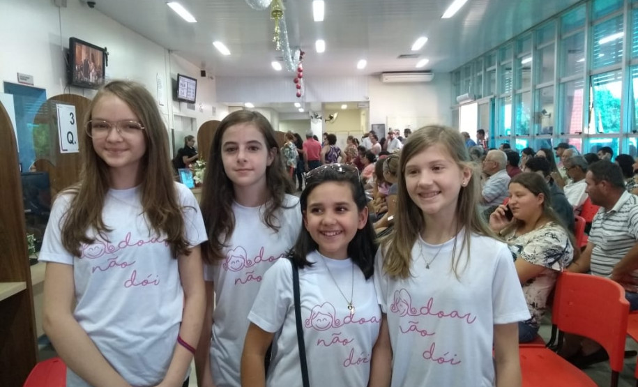 Estudantes doam cabelos ao hospital do câncer de Cascavel Doações serão destinadas à confecção de perucas para pessoas que estão em tratamento. O projeto “Doar não dói” é realizado na escola por seis alunos com coordenação dos professores, equipe pedagógica e direção do colégio.