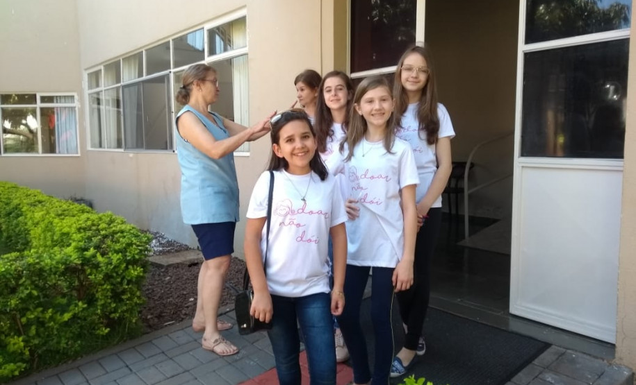 Estudantes doam cabelos ao hospital do câncer de Cascavel Doações serão destinadas à confecção de perucas para pessoas que estão em tratamento. O projeto “Doar não dói” é realizado na escola por seis alunos com coordenação dos professores, equipe pedagógica e direção do colégio.