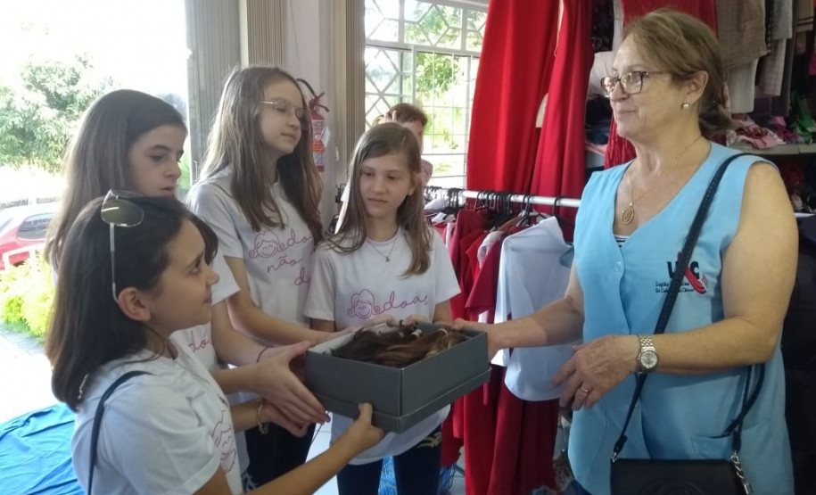 Estudantes doam cabelos ao hospital do câncer de Cascavel Doações serão destinadas à confecção de perucas para pessoas que estão em tratamento. O projeto “Doar não dói” é realizado na escola por seis alunos com coordenação dos professores, equipe pedagógica e direção do colégio.